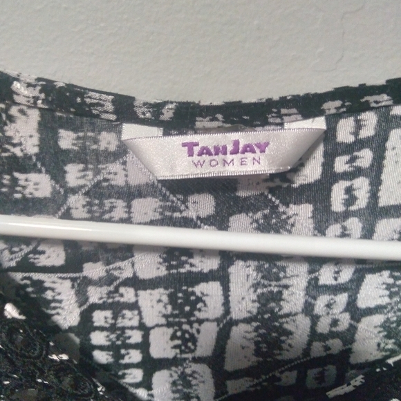 Tanjay womens plus size black and white print top. 3/4 sleeves. Size 2X - Picture 2 of 5